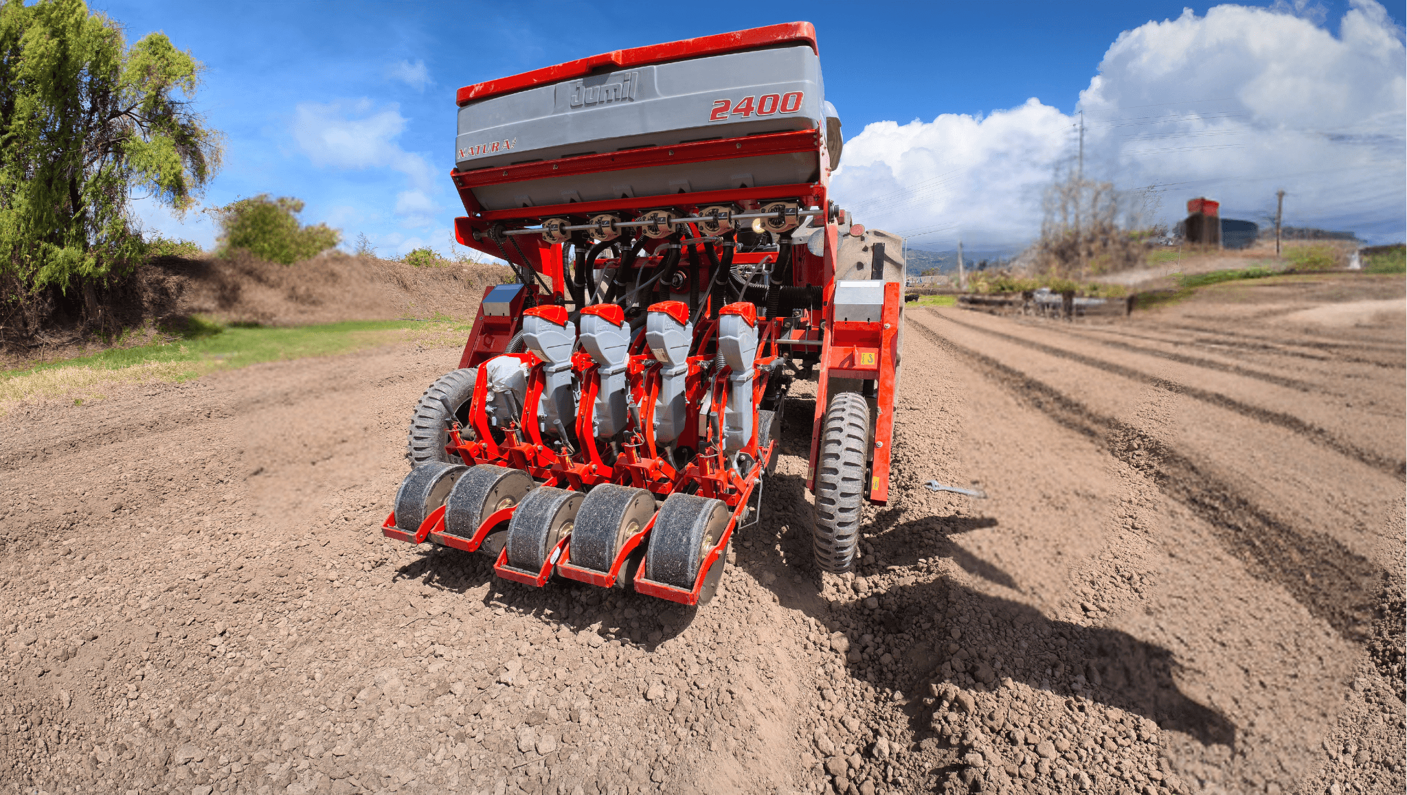 SEMBRADORA DE HORTALIZAS JM2400 CON ABONADOR MARCA JUMIL